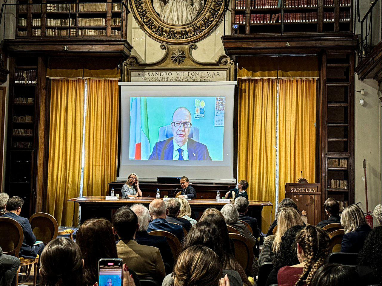 La Fondazione Einaudi propone di limitare la tecnologia a scuola sul modello svedese. Valditara: “Le scuole siano smartphone free”